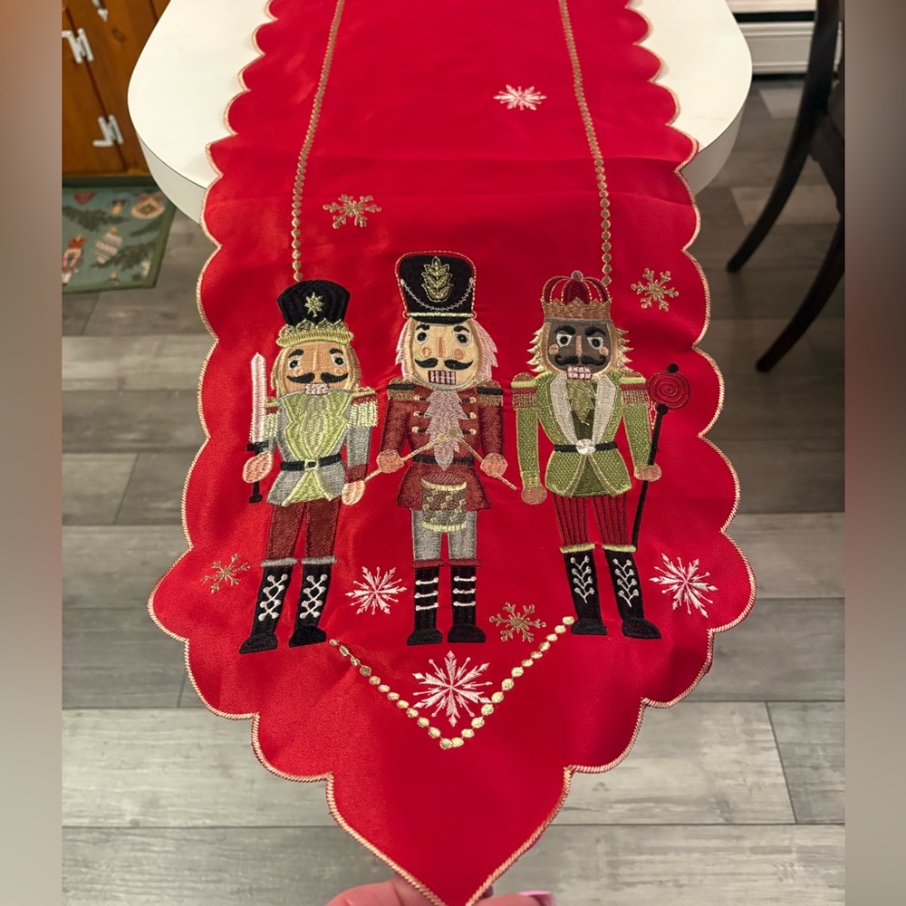 Nutcracker Tablerunner NWOT